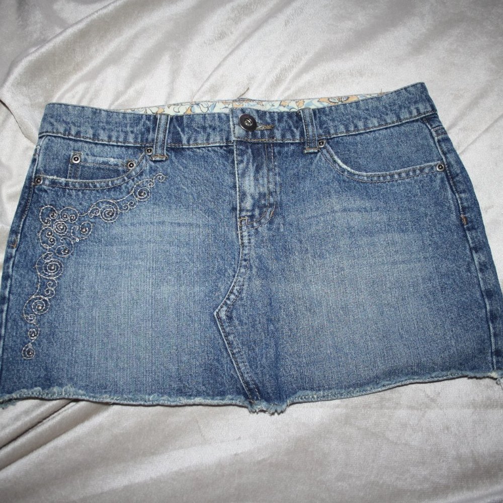 ✨ So Wear it Declare it Jean skirt with silver size 7